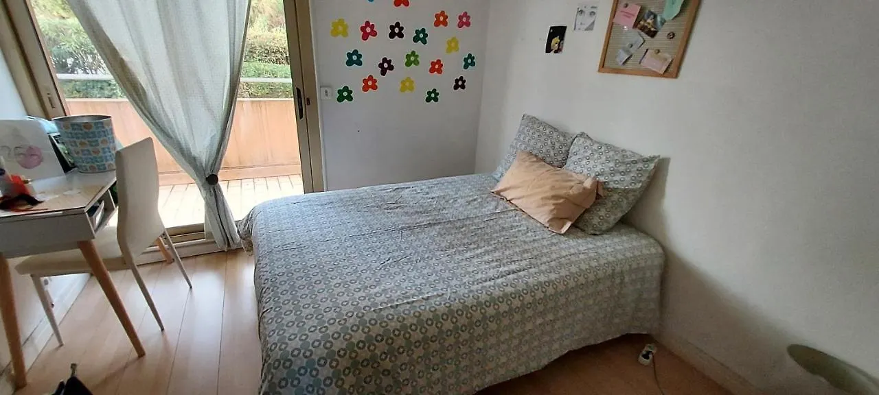 Chambre Lit 2 Personnes Dans Appartement Du Logeur Mandelieu 0*,  France